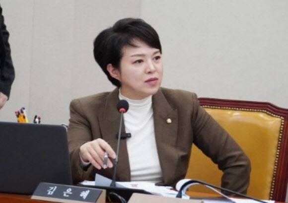 thumb/R658x0.q70/?fname=https://t1.daumcdn.net/news/202506/20/Edaily/20250620123844850dqpm.jpg