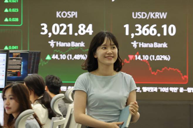 20일 서울 중구 하나은행 딜링룸에서 한 딜러가 활짝 웃고 있다. (사진=연합뉴스)