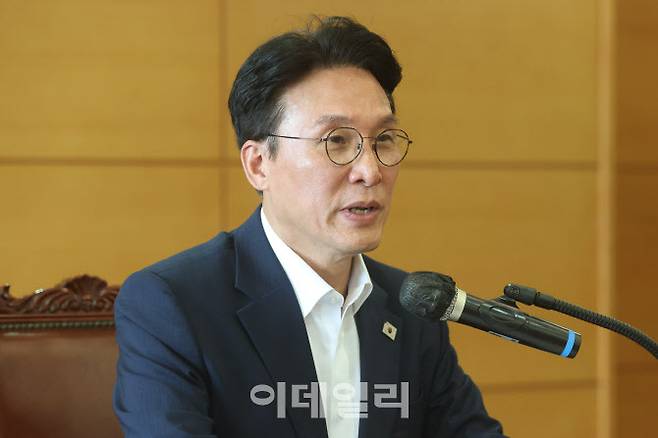 [이데일리 이영훈 기자] 김민석 국무총리 후보자가 17일 오전 서울 종로구 금융감독연수원에 마련된 청문회 준비단 사무실에서 열린 사회분야 부처 업무보고에서 발언을 하고 있다.