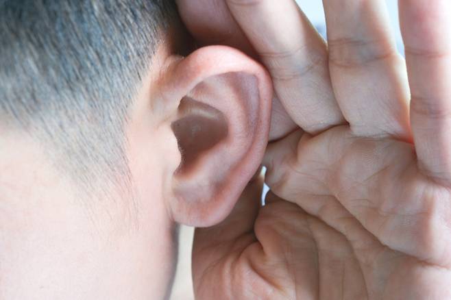 청력이 떨어지면 평형 기능이 저하돼 낙상 위험이 증가하고, 인지 기능에도 문제가 생겨 치매 위험이 커진다. [사진=게티이미지뱅크]