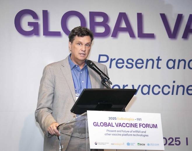 모더나의 감염병 치료 분야 총괄인 로버트 패리스(Robert Paris) 부사장이 '감염질환을 넘어선 mRNA 기술의 확장 가능성'을 주제로 발표하고 있다. [사진=모더나코리아]