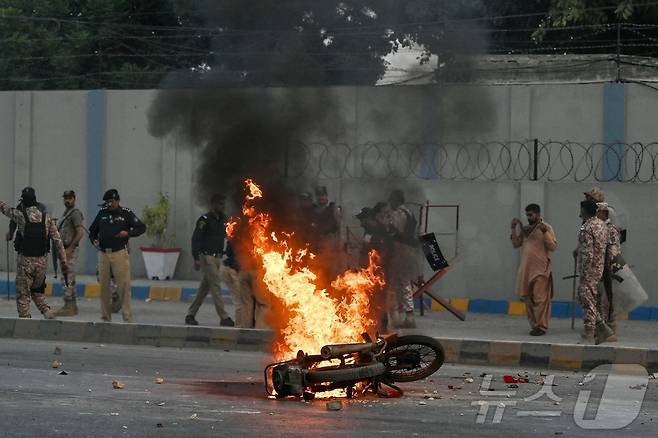 29일(현지시간) 파키스탄 카라치에서 레바논 무장정파 헤즈볼라의 지도자인 하산 나스랄라의 사살에 항의하는 시위 도중 오토바이가 불타고 있다. 이날 파키스탄 여러 도시에서는 수천명의 시민들이 나스랄라를 사살한 이스라엘에 대한 항의 시위에 참여했다. 2024.09.29 ⓒ AFP=뉴스1