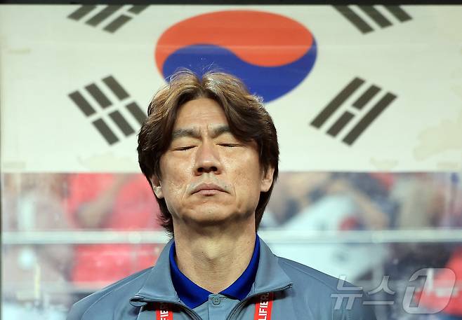 10일 오후 서울 마포구 상암동 서울월드컵경기장에서 열린 2026 국제축구연맹(FIFA) 북중미 월드컵 아시아 3차 예선 B조 10차전 대한민국과 쿠웨이트의 경기, 홍명보 감독이 생각에 잠겨 있다. 2025.6.10/뉴스1 ⓒ News1 김진환 기자