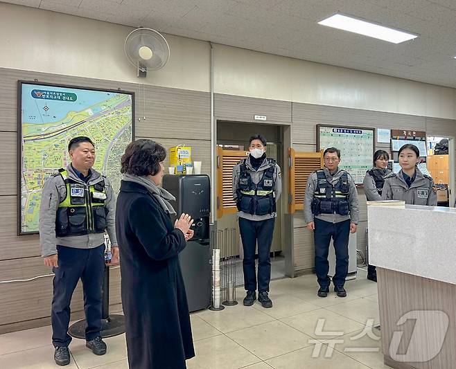 강정애 국가보훈부 장관이 지난 1월 서울 서초경찰서 반포지구대를 방문해 위문품을 전달하고 현장 경찰 제복근무자들을 격려하는 모습. (국가보훈부 제공) 2025.1.27/뉴스1