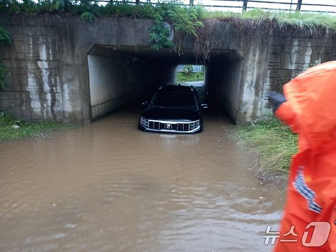 20일 오전 5시 47분께 경기 고양시 대화동 한 지하터널에서 차량이 침수된 모습(경기도북부소방재난본부 제공. 재판매 및 DB 금지)/뉴스1