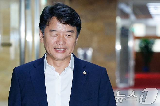 문진석 더불어민주당 원내수석부대표가 19일 오후 서울 여의도 국회에서 유상범 국민의힘 원내수석부대표와 원 구성 협상 등 관련 회동을 위해 운영위 소회의실로 향하고 있다. 2025.6.19/뉴스1 ⓒ News1 안은나 기자