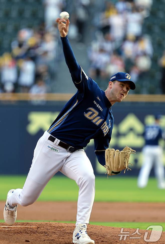 NC 선발 라일리 톰슨이 17일 오후 서울 송파구 잠실야구장에서 열린 프로야구 '2025 신한 SOL뱅크 KBO 리그' NC 다이노스와 LG 트윈스의 경기에서 역투하고 있다. 2025.6.17/뉴스1 ⓒ News1 박정호 기자