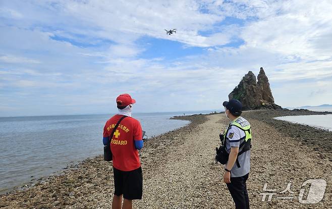 평택해양경찰서 경찰관과 한국해양구조협회 드론팀이 대조기 안전관리를 위해 드론운용 연습을 하고 있다.(평택해경 제공)