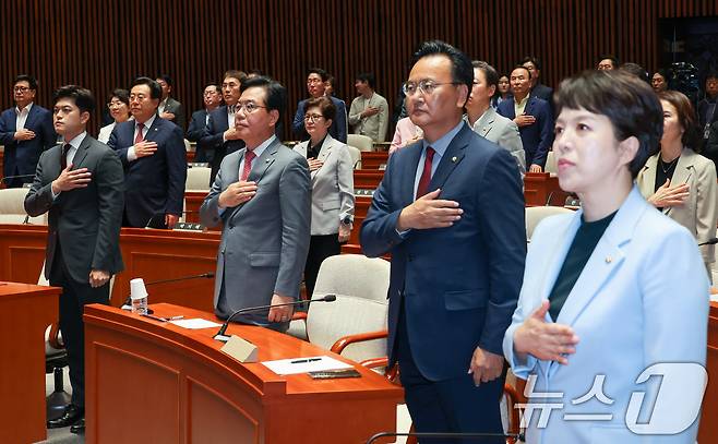 김용태 국민의힘 비상대책위원장(앞줄 왼쪽부터), 송언석 원내대표, 유상범, 김은혜 원내수석부대표가 20일 오전 서울 여의도 국회에서 열린 비리백화점 이재명 정부 인사청문회 대책 긴급의원총회에 참석해 국민의례를 하고 있다. 2025.6.20/뉴스1 ⓒ News1 안은나 기자