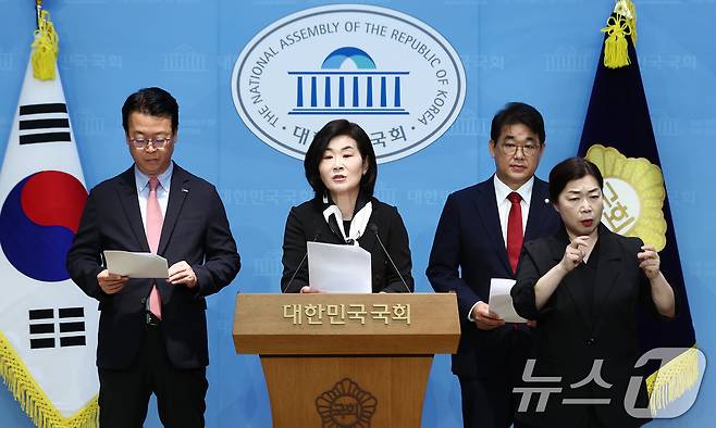 국민의힘 곽규택(왼쪽부터), 김희정, 배준영 국무총리 인사청문특별위원회 위원들이 20일 오전 서울 여의도 국회 소통관에서 김민석 국무총리 후보자 전처의 공공기관 낙하산 의혹과 장남의 청심국제고 진학을 위한 변칙 전학 의혹 관련 기자회견을 하고 있다. 2025.6.20/뉴스1 ⓒ News1 김민지 기자