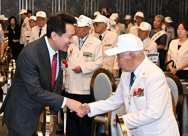 오세훈 서울시장이 20일 오전 마포구 케이터틀에서 열린 제75주년 6·25전쟁 참전유공자 위로연에서 참전용사들에게 감사의 인사를 전하고 있다.(서울시 제공)