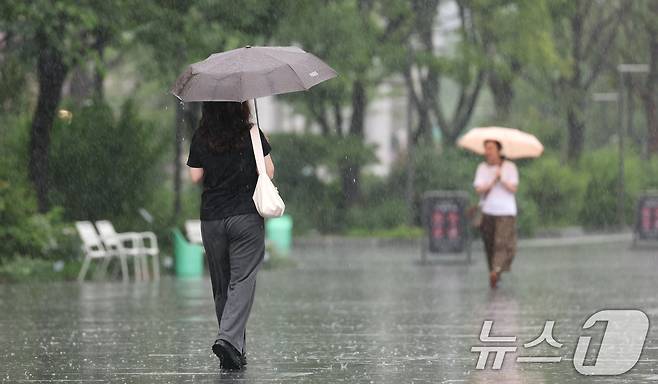 장마가 시작되며 서울 전역에 호우주의보가 내려진 20일 오전 서울 광화문광장에서 우산을 쓴 시민들이 출근하고 있다. 2025.6.20/뉴스1 ⓒ News1 임세영 기자