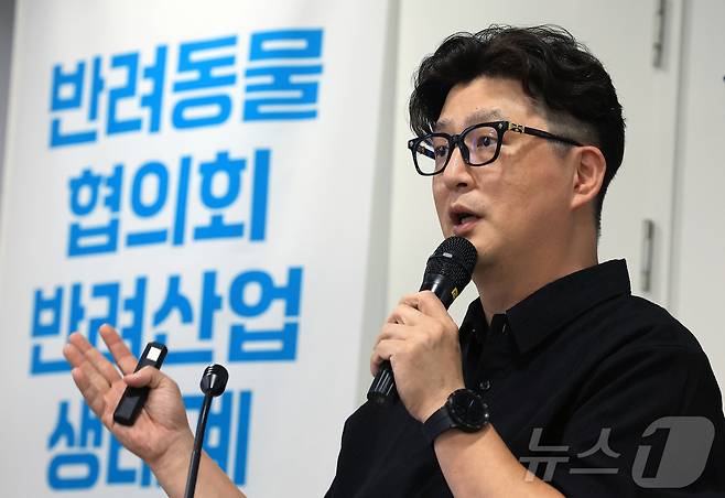 최인영 메타디엑스 부대표 20일 오후 경기도 성남시 분당구 판교스타트업 캠퍼스에서 열린 반려동물 육성 협의회의 반려산업 생태계 참여자 간담회에서 반려동물산업과 수의사 업계 동향에 대한 발표를 하고 있다. 2025.6.20/뉴스1 ⓒ News1 박정호 기자