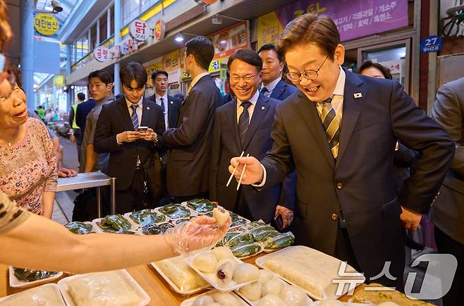 이재명 대통령이 20일 울산 울주군 언양알프스시장을 방문하고 있다. (대통령실 제공) 2025.6.20/뉴스1 ⓒ News1 박지혜 기자