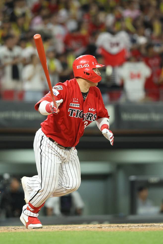 KIA 최형우가 11일 광주-기아 챔피언스 필드에서 열린 2025 KBO리그 삼성전에서 7회말 중전 안타를 치고 있다. KBO리그 역대 최초 4300루타를 달성했다. 사진 | KIA 타이거즈