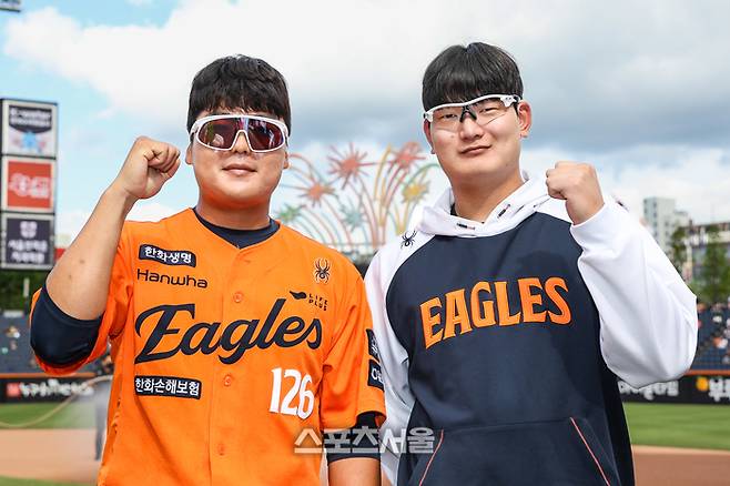 김지현(왼쪽), 김서현(오른쪽) 형제가 포즈를 취하고 있다. 사진 | 한화 이글스