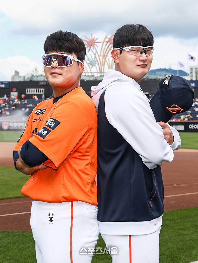 김지현(왼쪽)과 김서현(오른쪽)이 팔짱을 끼고 카메라를 바라보고 있다. 사진 | 한화 이글스