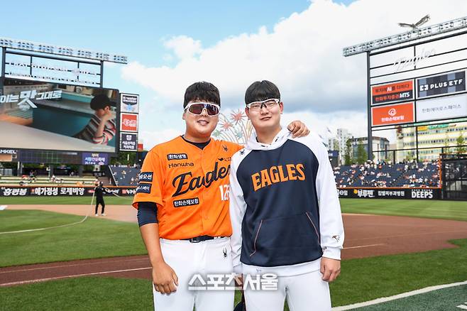 김지현(왼쪽), 김서현(오른쪽) 형제가 어깨동무를 하고 있다. 사진 | 한화 이글스