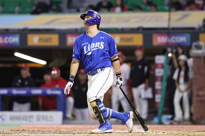 삼성 강민호가 4일 인천SSG랜더스필드에서 열린 2025 KBO리그 SSG전에서 홈런을 치고 있다. 사진 | 삼성 라이온즈