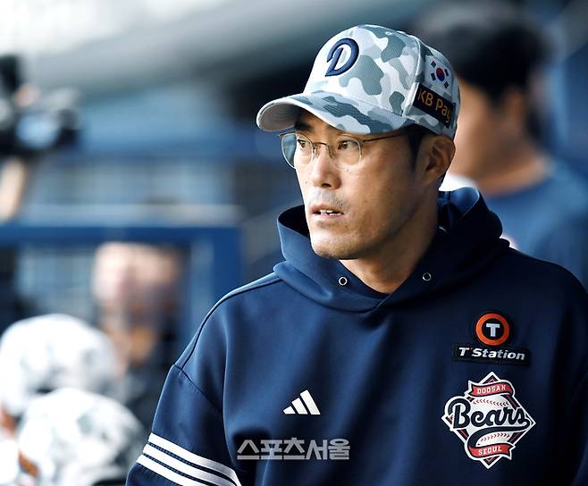 두산 조성환 감독대행이 4일 잠실구장에서 열린 2025 KBO리그 KIA와 경기에서 선수들의 플레이를 지켜보고 있다. 잠실 | 박진업 기자 upandup@sportsseoul.com