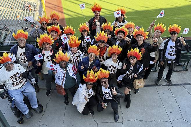 올해 새롭게 등장한 이정후의 팬덤 '후리건즈(Hoo Lee Gans)'가 5월 14일 샌프란시스코 오라클파크에서 열린 애리조나 다이아몬드백스 전을 앞두고 이정후 파이팅을 외치고 있다.
<저작권자(c) 연합뉴스, 무단 전재-재배포, AI 학습 및 활용 금지>