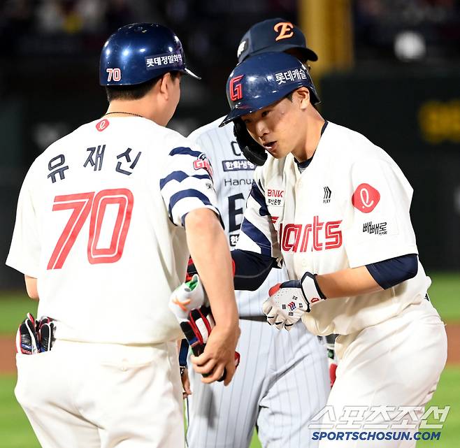 19일 부산 사직야구장에서 열린 한화와 롯데의 경기, 7회말 2사 1루 롯데 박찬형이 안타를 치고 기뻐하고 있다. 부산=허상욱 기자wook@sportschosun.com/2025.06.19/