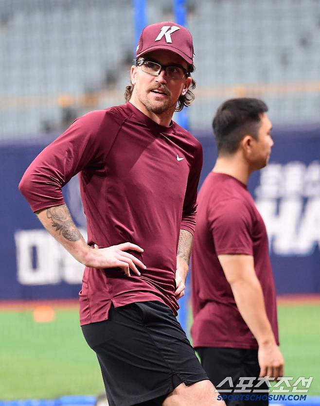 동료들과 함께 몸을 풀고 있는 키움 웰스.