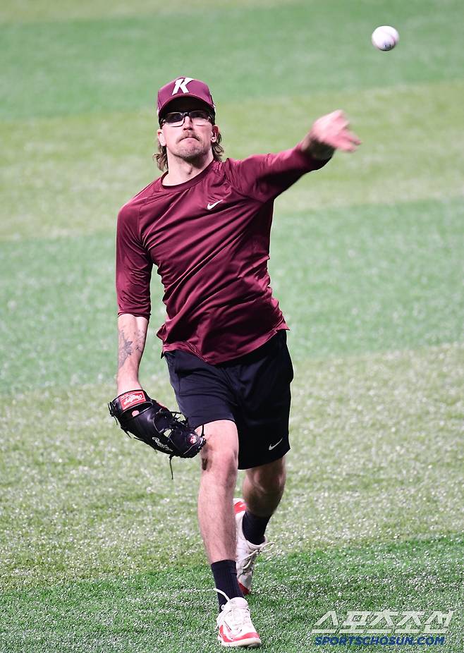 캐치볼로 몸을 풀고 있는 키움 웰스.