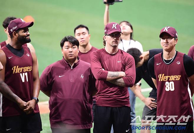 동료들과 함께 미팅을 갖고 있는 키움 알칸타라, 웰스.