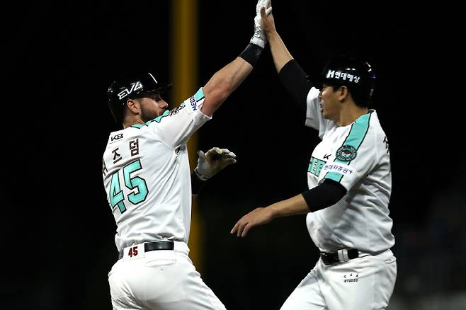 19일 광주 KT전에서 홈런을 친 후 하이파이브하는 위즈덤(왼쪽). 사진=KIA 타이거즈