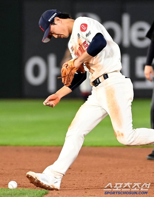17일 부산 사직야구장에서 열린 한화와 롯데의 경기, 8회초 1사 2루 롯데 유격수 전민재가 한화 이도윤의 땅볼 타구를 처리하지 못하며 아쉬워하고 있다. 부산=허상욱 기자wook@sportschosun.com/2025.06.17/