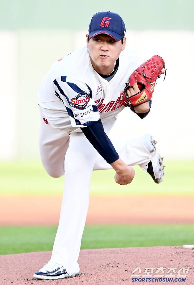 19일 부산 사직야구장에서 열린 한화와 롯데의 경기, 롯데 선발투수 나균안이 역투하고 있다. 부산=허상욱 기자wook@sportschosun.com/2025.06.19/