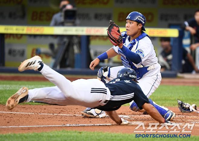 19일 대구 라이온즈파크에서 열린 두산-삼성전. 2회초 1사 3루 김민성의 좌익수 플라이 때 3루주자 임종성이 득점하고 있다. 대구=정재근 기자 cjg@sportschosun.com/2025.6.19/
