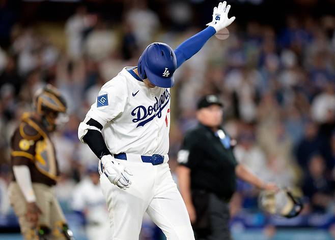 오타니 쇼헤이가 9회말 로버트 수아레즈의 100마일 직구에 등을 맞은 뒤 동료들을 향해 나오지 말라고 손짓을 보내고 있다. AFP연합뉴스