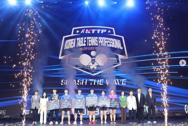 지난 6월 15일 끝난 KTTP 프로탁구시리즈에서 박규현(미래에셋증권)과 이다은(마사회)이 각각 남녀부 정상에 올랐다. 사진은 시상식 기념촬영 모습./KTTP 인스타그램