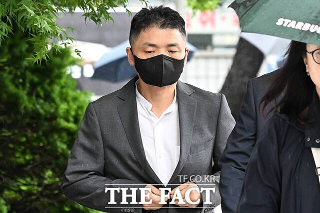 김범수 카카오 경영쇄신위원장이 20일 오전 서울 양천구 서울남부지방법원에서 열린 '자본시장법 위반' 혐의 공판에 출석하고 있다. /서예원 기자