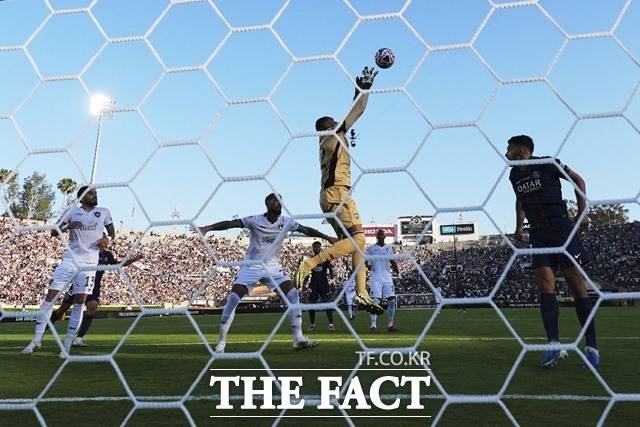 PSG의 공격을 막아내고 있는 보타포구의 골키퍼 존 빅토르./패서디나=AP.뉴시스