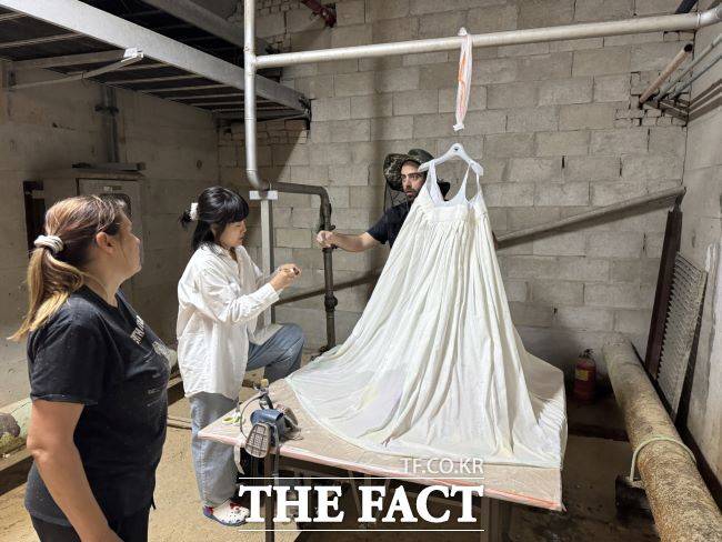 작업 구상 중인 김여미마 대표와 무사71, 해리 본즈 작가./시흥시