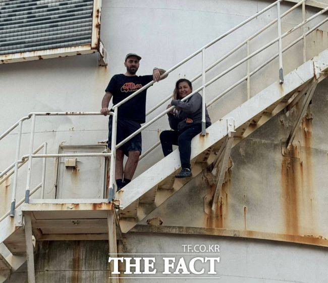 놀이통 위에서 포즈를 취하고 있는 해리 본즈와 무사71./시흥시