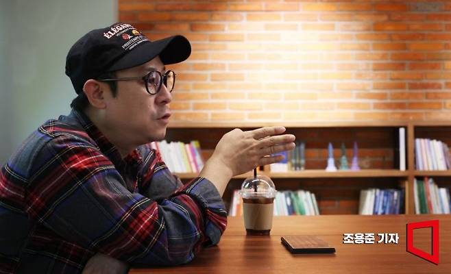 이대웅 연출가가 서울 종로 대학로 예술가의 집에서 김대식 교수, 김혜연 안무가와 인터뷰를 하고 있다. 조용준 기자