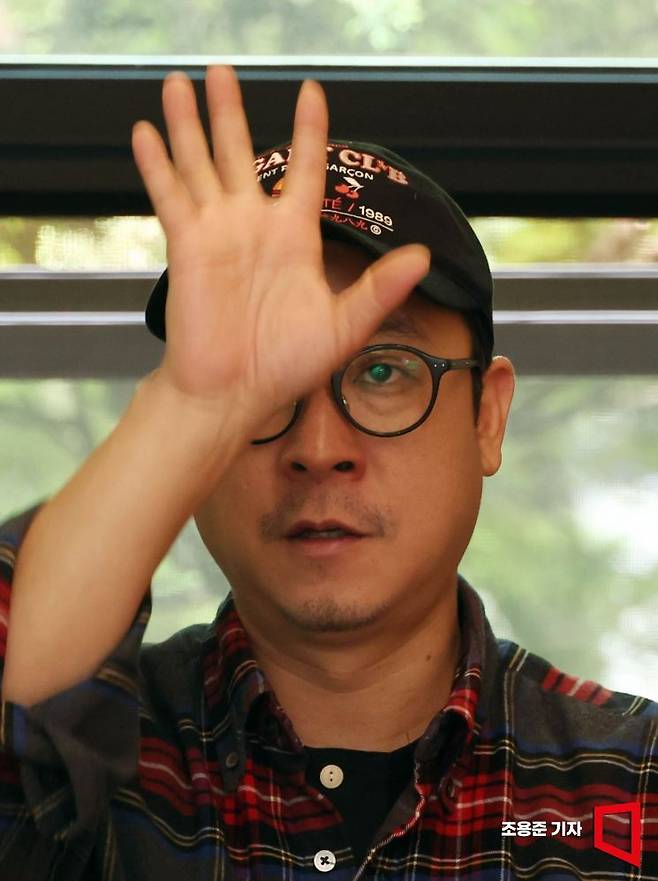 이대웅 연출가가 서울 종로 대학로 예술가의 집에서 김대식 교수, 김혜연 안무가와 인터뷰를 하고 있다. 조용준 기자