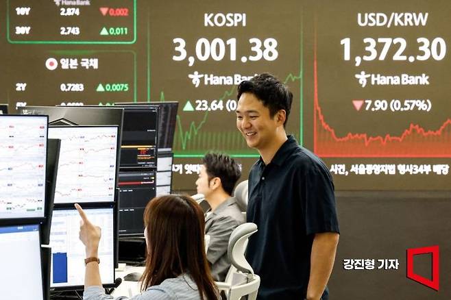 코스피가 3년 5개월만에 장중 3천을 돌파한 20일 서울 중구 하나은행 본점 딜링룸에서 딜러들이 업무를 보고 있다. 강진형 기자