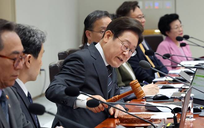 이재명 대통령이 19일 서울 용산구 대통령실 청사에서 열린 국무회의에서 의사봉을 두드리고 있다. 정부는 이날 국무회의에서 1인당 15만~52만원의 민생 회복 소비 쿠폰 지급 등을 포함한 30조5000억원의 새 정부 첫 추가경정예산안을 의결했다. 이 대통령은 이날 “지금은 (경제 상황이) 너무 침체가 심해서 정부의 역할이 필요할 때”라고 했다./대통령실통신사진기자단