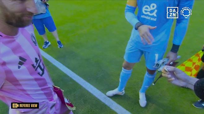 아래 사진은 지난 15일 2025 FIFA 클럽 월드컵 개막전 심판 시점의 중계 화면에서 얼굴 일부가 잡힌 리오넬 메시./DAZN
