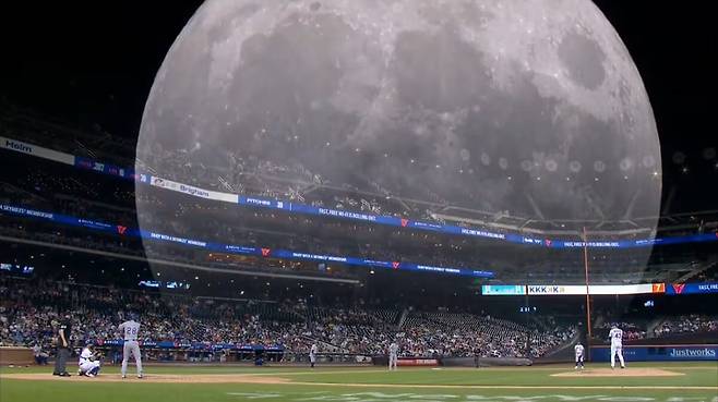 뉴욕 지역 방송국 SNY가 경기 날 밤에 뜬 달을 중계 화면에 겹쳐서 영상미를 더했다/SNY 중계영상