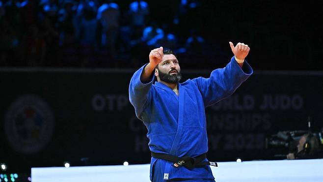 환호하는 이날 타소예프..