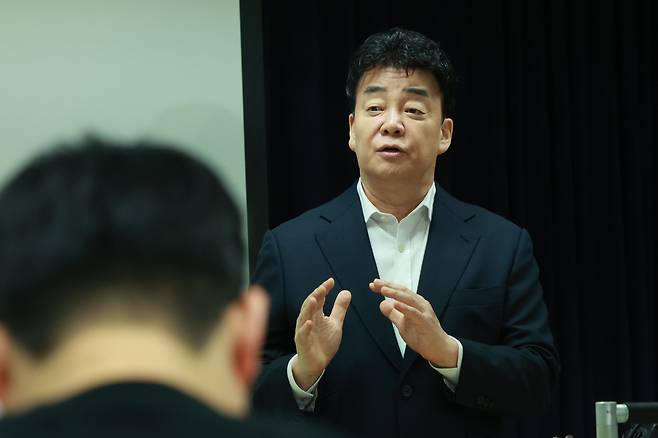 백종원 더본코리아 대표가 지난 3월 서울 서초구 스페이스쉐어 강남역센터에서 열린 정기 주주총회에서 발언을 하고 있다./뉴스1