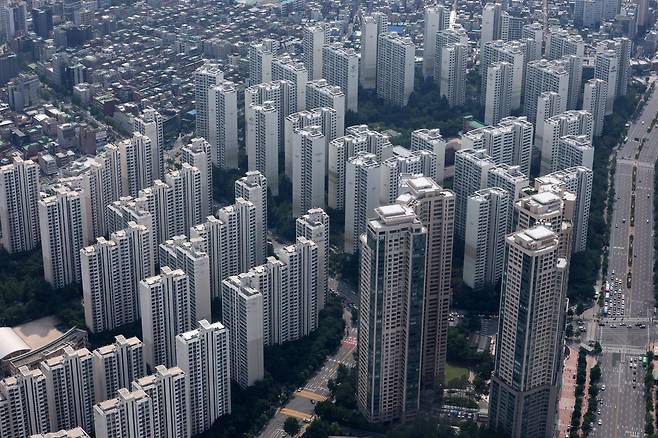 19일 서울 송파구 서울스카이전망대에서 바라본 서울 송파구 아파트 단지 모습. /뉴스1