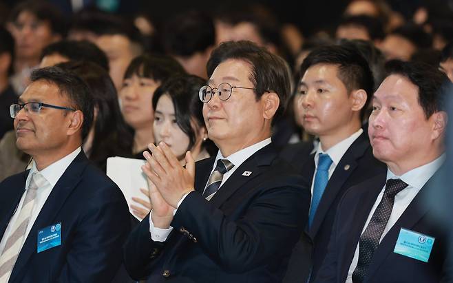 이재명 대통령이 20일 울산전시컨벤션센터에서 열린 울산 인공지능(AI) 데이터 센터 출범식에서 박수치고 있다. /대통령실통신사진기자단