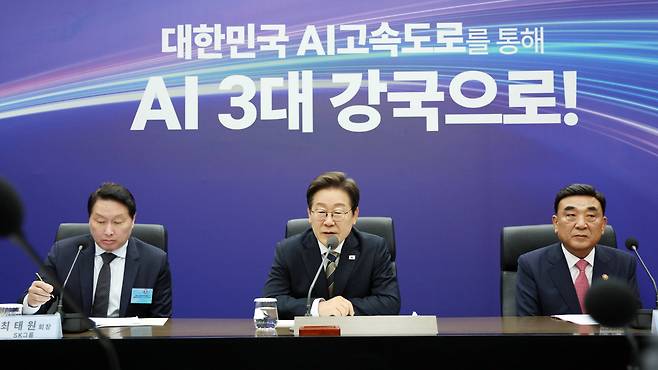 이재명 대통령이 20일 울산전시컨벤션센터에서 열린 인공지능(AI) 글로벌 협력 기업 간담회에서 발언하고 있다. 왼쪽부터 최태원 SK그룹 회장, 이 대통령, 김두겸 울산광역시장. /대통령실통신사진기자단